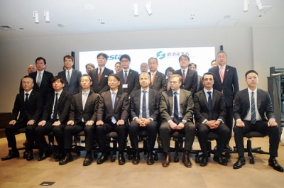 写真：経産省で行われた協力覚書署名式に室蘭市から出席した稲葉一考副市長（中段左から４人目）ら関係者。同５人目は室蘭商工会議所の中田孔幸会頭、前列右端はＤＥＮＺＡＩの上村浩貴社長