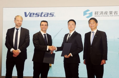 写真：ベスタスとサプライチェーン強化を目的として覚書を締結したＤＥＮＺＡＩの上村浩貴社長（右から２人目）