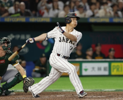 写真：７回日本２死一塁、吉田が右越えに２ランを放つ＝東京ドーム