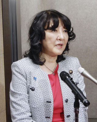 写真：オンラインでのＧ７財務相会合を終え、記者会見する片山財務相＝９日夜、財務省