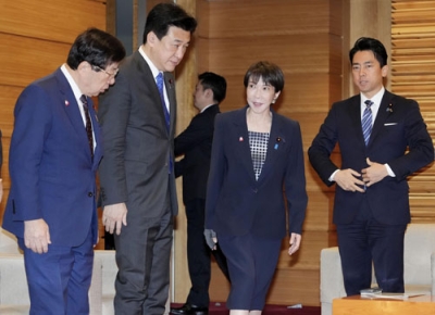 写真： 閣議に臨む高市首相（右から２人目）。左端は平口法相＝１０日午前、首相官邸