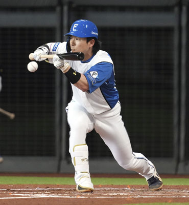 写真：２回、投前へ先制のスクイズを決める日本ハム・水野。バント安打となった＝エスコンフィールド