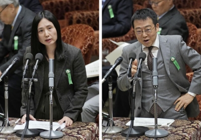 写真：衆院予算委の中央公聴会で意見を述べる東海大の堀真奈美教授（左）、慶応大大学院の小幡績教授＝＝１０日午前