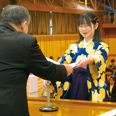 写真：総代として卒業証書を受け取るコウさん