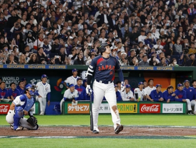写真：台湾戦で満塁本塁打を放った大谷。高々と上がった打球を見上げ、確信したように歩き出した