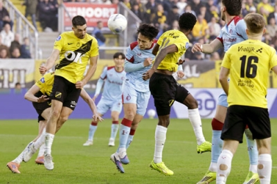 写真：ＮＡＣブレダ戦の後半、自身２点目のゴールを決めるフェイエノールトの上田（中央）＝ブレダ（ゲッティ＝共同）