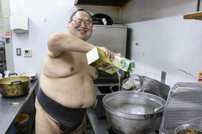 写真：ちゃんこ鍋の仕込みをする東浪＝大阪市西淀川区の玉ノ井部屋宿舎