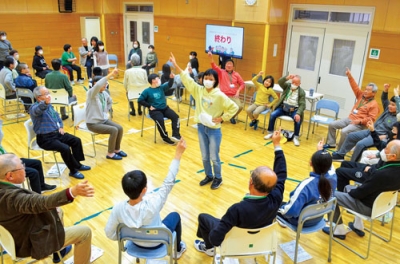 写真：町会関係者にダンスの振り付けを教える児童