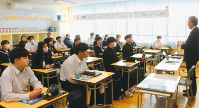 写真：薬物乱用の危険性を学ぶ生徒たち