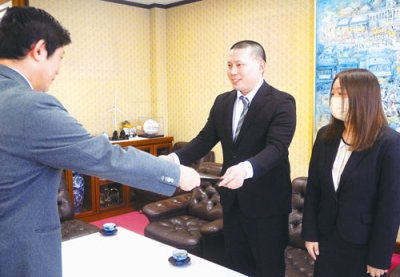 写真：表彰状を受け取る中津川徹さん（中央）と夏希さん（右）