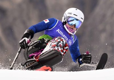 写真：【女子スーパー複合座位　後半回転】滑走する村岡桃佳＝コルティナダンペッツォ（共同）