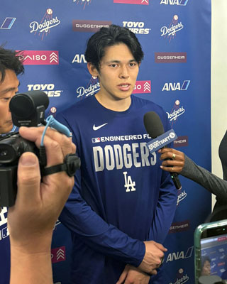 写真:取材に応じる米大リーグ、ドジャースの佐々木朗希投手=10日、アリゾナ州グレンデール(共同)