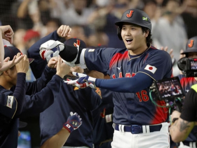 写真：ＷＢＣ１次リーグの台湾戦で満塁本塁打を放ち、「お茶ポーズ」をする大谷＝６日、東京ドーム