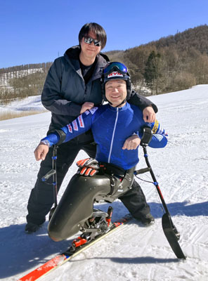 写真：チェアスキーに乗る鈴木猛史（右）と生田目將弘さん＝２月、長野県上田市
