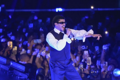 写真：ステージでパフォーマンスするバッド・バニー＝千葉市内（Ｐｈｏｔｏ　ｂｙ　Ｇｅｔｔｙ　Ｉｍａｇｅｓ　ｆｏｒ　Ｓｐｏｔｉｆｙ）