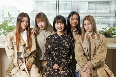 写真：藤崎ゆみあ（中央）と「美麗」の４人