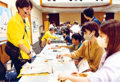 写真：「洪道場」の入門イベントで指導に当たる松本さん（左）＝東京都内、２０２４年（提供写真）