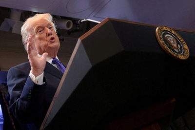 写真：米最高裁の関税違法判決を受け、ホワイトハウスで記者会見するトランプ大統領＝２月２０日、ワシントン（ロイター＝共同）