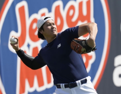 写真：米マイアミでの初練習でキャッチボールするＷＢＣ日本代表の大谷翔平＝１１日（共同）