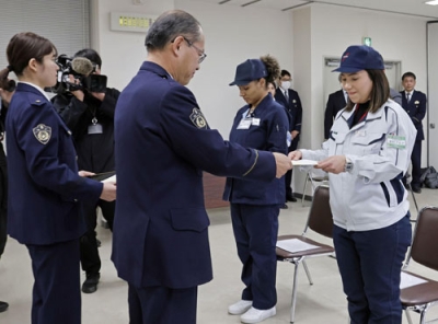 写真：「越前セーフティマネージャー」への取り組みに感謝状を贈られる外国人（右の２人）＝２月、福井県警越前署