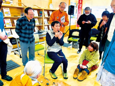 写真：黒曜石の用途に興味を示す参加者（提供写真）