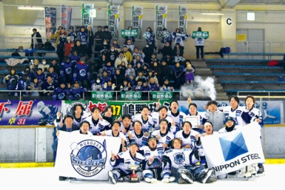 写真：全日本Ｂで王座奪還を果たした室蘭スティーラーズ。ファンと喜びを分かち合った＝８日、帯広の森アイスアリーナ