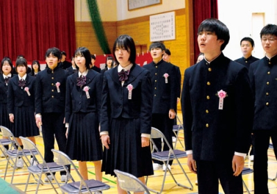 写真：体育館に歌声を響かせた登別・西陵中の卒業生たち