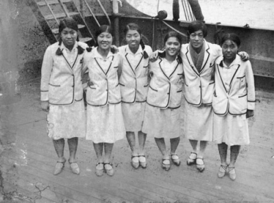 写真：１９３０年の国際女子競技会に参加した人見絹枝（右から２人目）と女学生５選手＝神戸港（日本電報通信社撮影）