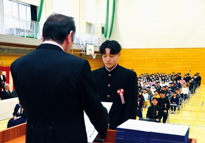 写真：白蘭学園の第１回卒業式で証書を受け取る生徒