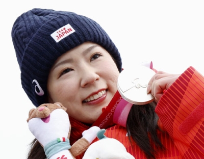 写真：ミラノ・コルティナ冬季パラリンピックのアルペンスキー女子大回転座位の表彰式を終え、銀メダルを手に笑顔を見せる村岡桃佳＝１２日、イタリア・コルティナダンペッツォ（共同）