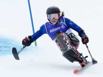 写真：【女子大回転座位　２回目】滑走する村岡桃佳。銀メダルを獲得した＝コルティナダンペッツォ（共同）
