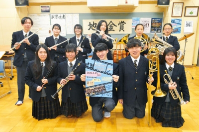 写真：来場を呼びかける吹奏楽局員たち