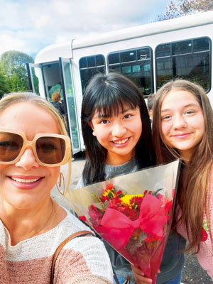 写真：動物園でホストファミリーと