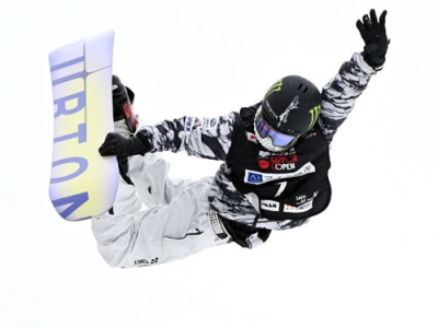 写真：スノーボードＷ杯札幌大会の男子ハーフパイプで技を決める平野海祝＝札幌市ばんけい