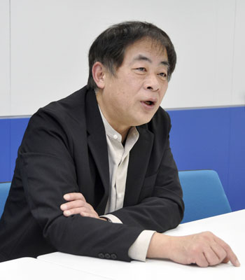 写真：インタビューに答える谷口悟朗監督＝東京都内