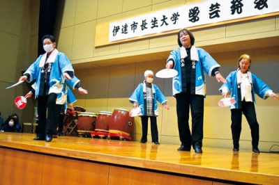 写真：うちわを両手に踊る法被姿のレクリエーション教室メンバー