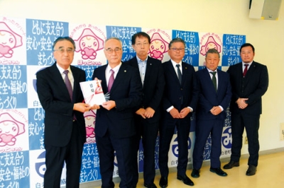 写真：目録を手渡した事業者の代表者ら