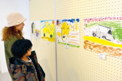 写真：さまざまなテーマで描かれた作品が並ぶ絵画展