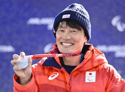 写真：男子バンクドスラローム大腿障害で獲得した銀メダルを手に、笑顔の小栗大地＝コルティナダンペッツォ（共同）