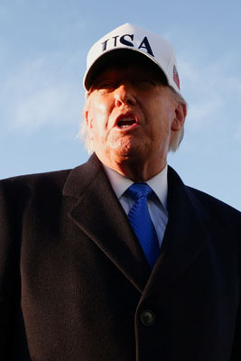 写真：１３日、記者団に話すトランプ米大統領＝メリーランド州（ロイター＝共同）