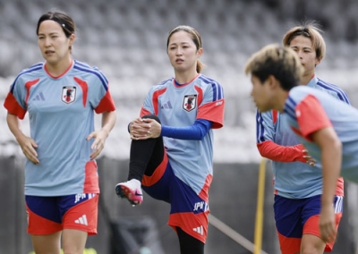 写真：サッカー女子アジア杯準々決勝のフィリピン戦に向け、調整する清水（中央）ら＝シドニー（共同）