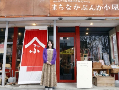 写真:「まちなかぶんか小屋」の前に立つ事務局の竹田郁さん=旭川市