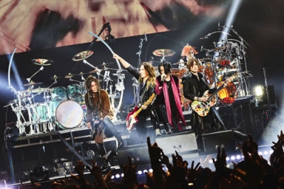 写真：真矢さん死去後初のライブを行った「ＬＵＮＡ　ＳＥＡ」の（左から）ＩＮＯＲＡＮ、Ｊ、ＲＹＵＩＣＨＩ、ＳＵＧＩＺＯ