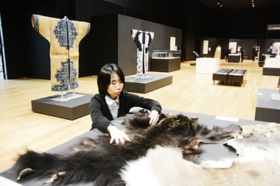 写真：触れる展示でアイヌ文化を紹介している第１０回テーマ展示