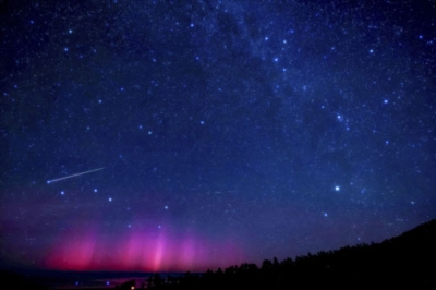 写真：「低緯度オーロラ」を写した伊藤彰浩さんの展示作品（©Ａｋｉｈｉｒｏ　Ｉｔｏ）