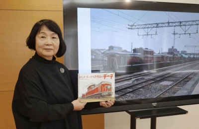 写真：絵本作者のすとうあさえさん＝東京都文京区