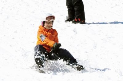 写真：スノードライブでゲレンデを滑走する子ども