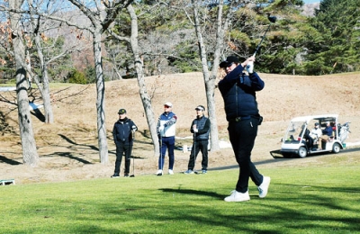 写真：初打ちを楽しむゴルフ愛好家