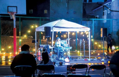 写真：ランタンや電飾が光る会場で音楽ライブも行われた