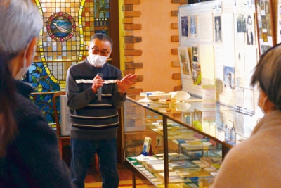 写真：室蘭ゆかりの文芸評論家、武田友寿氏について解説する須田さん